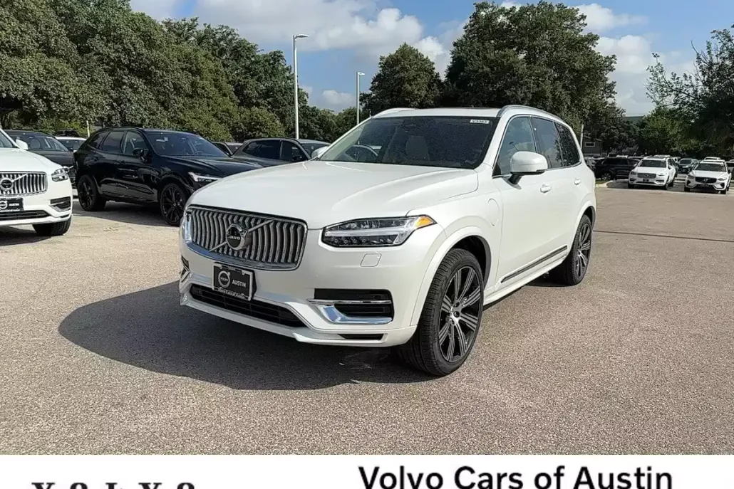2025 Volvo XC90 Core T8 AWD photo 1