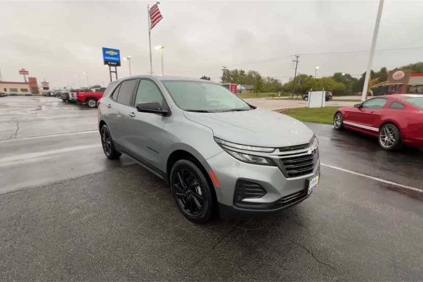 2023 Chevrolet Equinox LS photo 1