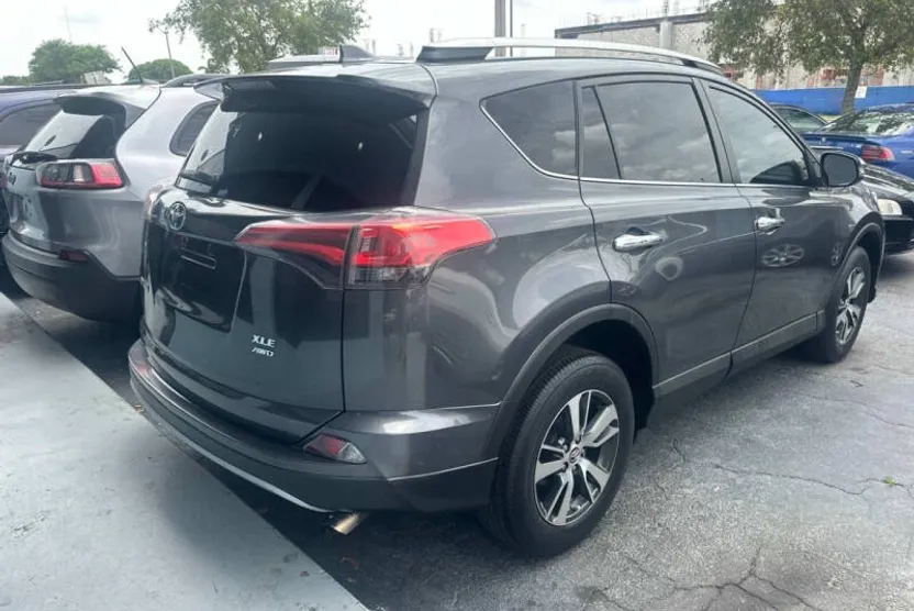 2018 Toyota RAV4 XLE photo 1