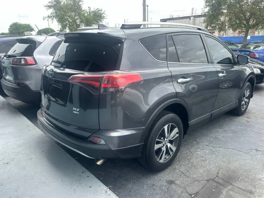 2018 Toyota RAV4 XLE photo 1