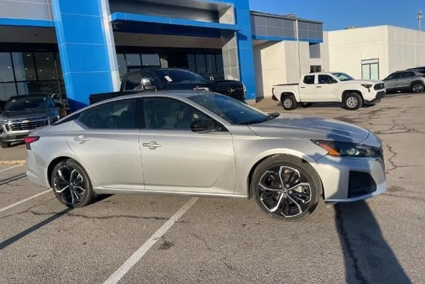 2024 Nissan Altima 2.5 SR photo 1
