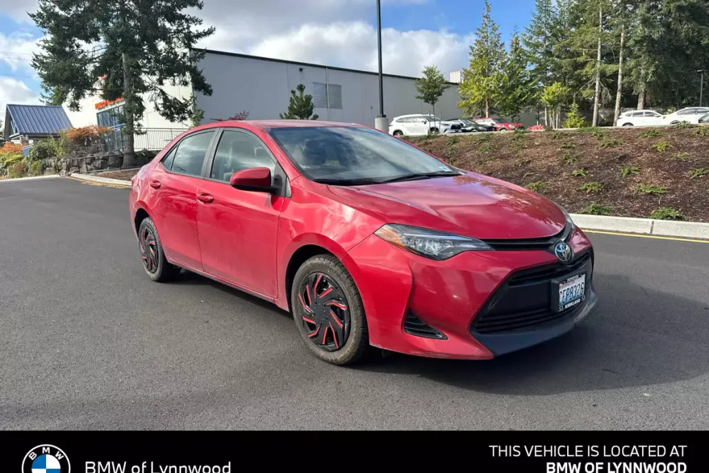 2019 Toyota Corolla LE photo 1