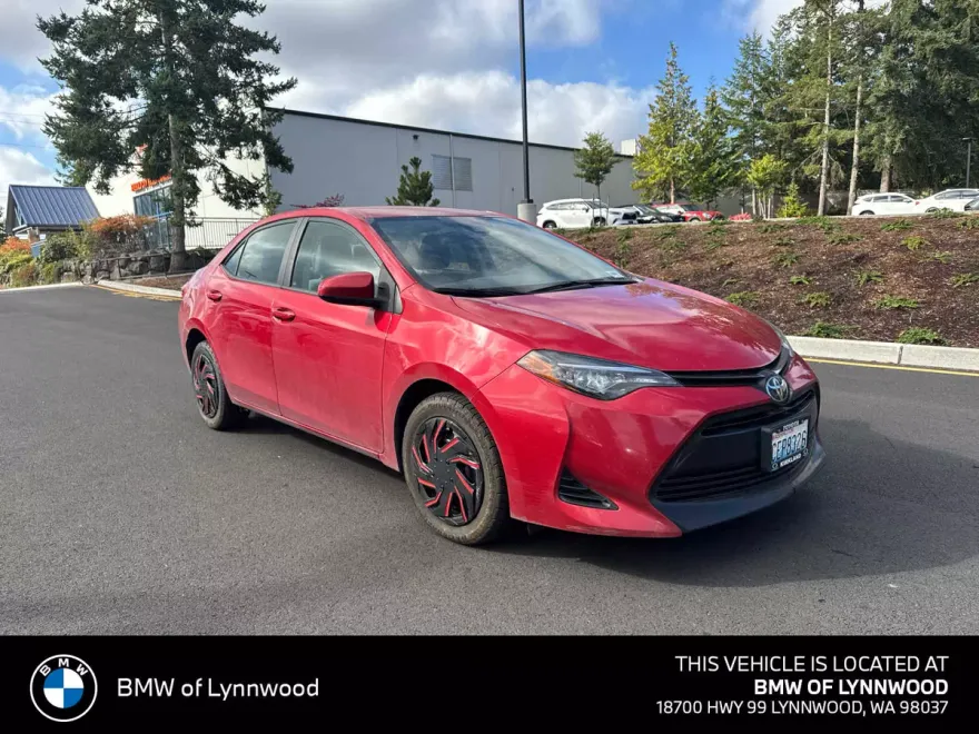 2019 Toyota Corolla LE photo 1