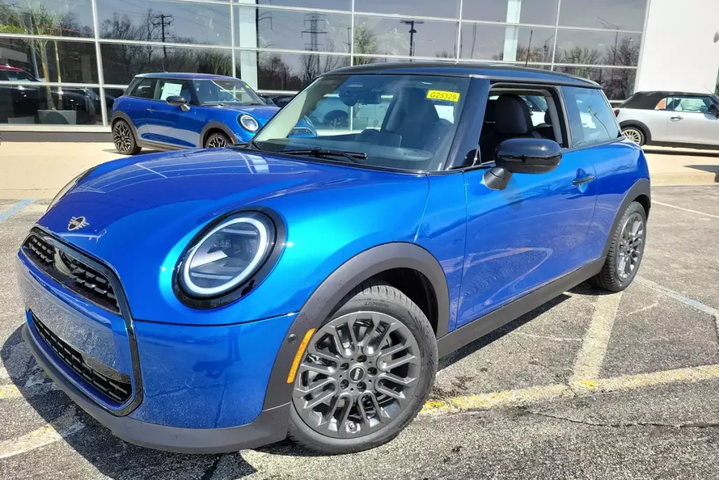 2025 Mini Cooper 2 Door Hardtop Signature photo 1