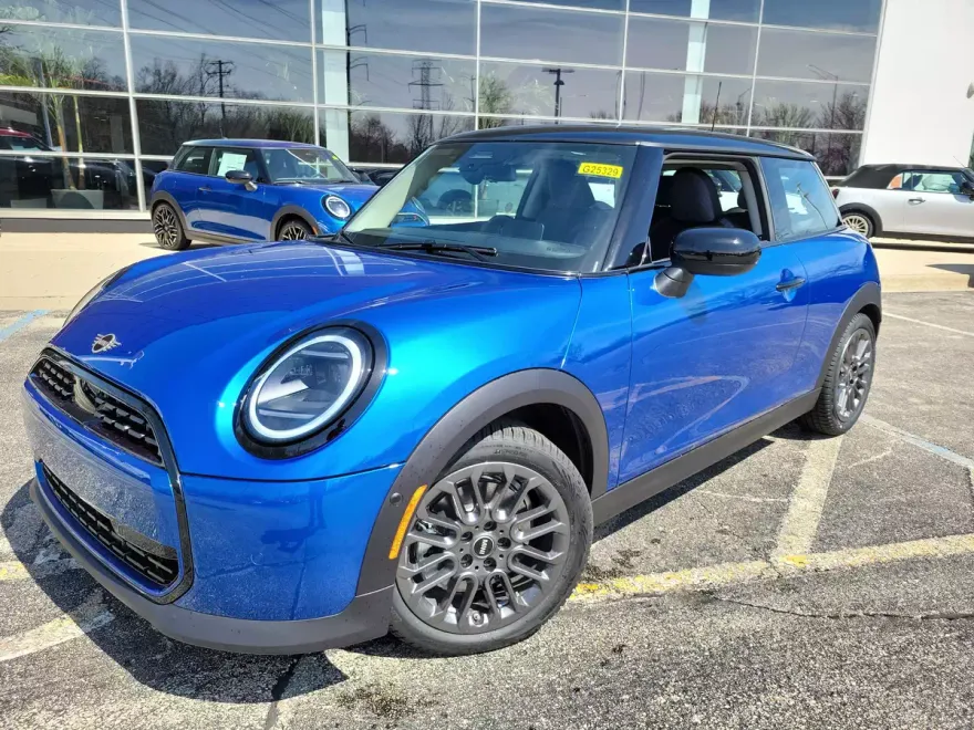 2025 Mini Cooper 2 Door Hardtop Signature photo 1