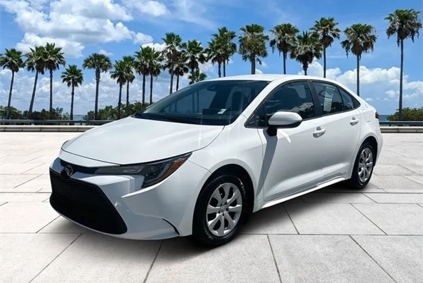 2022 Toyota Corolla LE photo 1