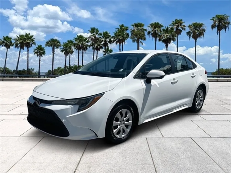 2022 Toyota Corolla LE photo 1