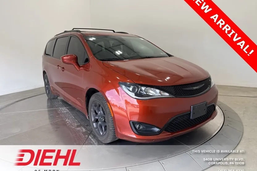 2018 Chrysler Pacifica Touring L photo 1