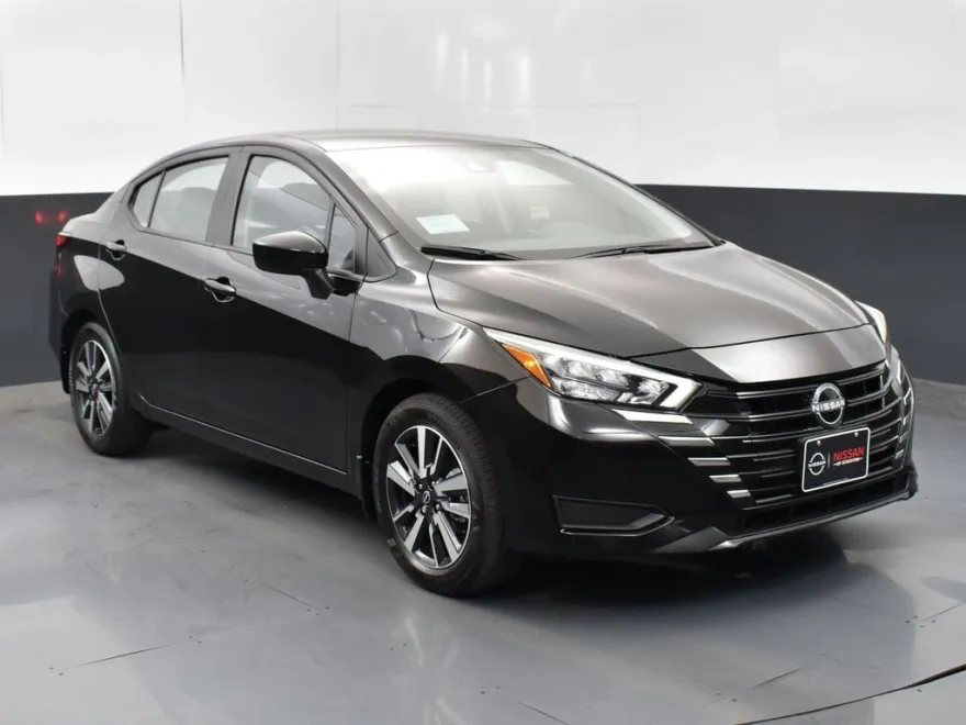 2025 Nissan Versa 1.6 SV photo 1