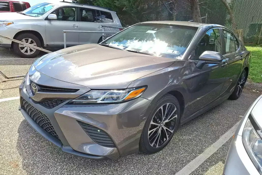 2018 Toyota Camry SE photo 1