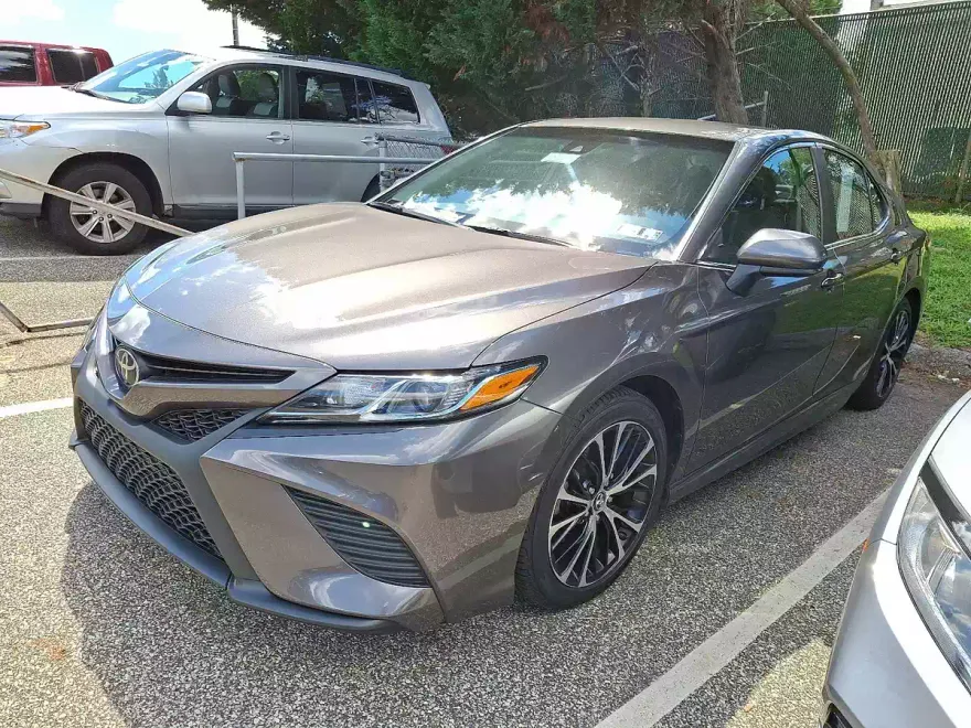 2018 Toyota Camry SE photo 1