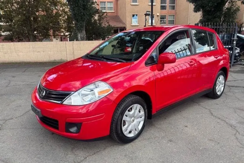2011 Nissan Versa 1.8 S photo 1