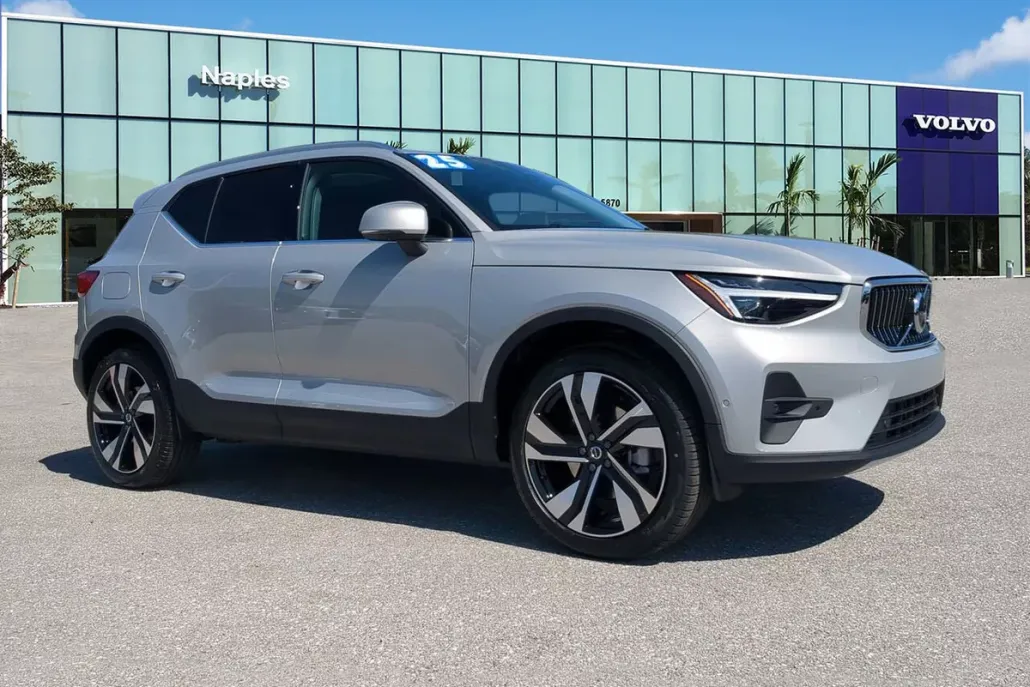 2025 Volvo XC40 photo 1