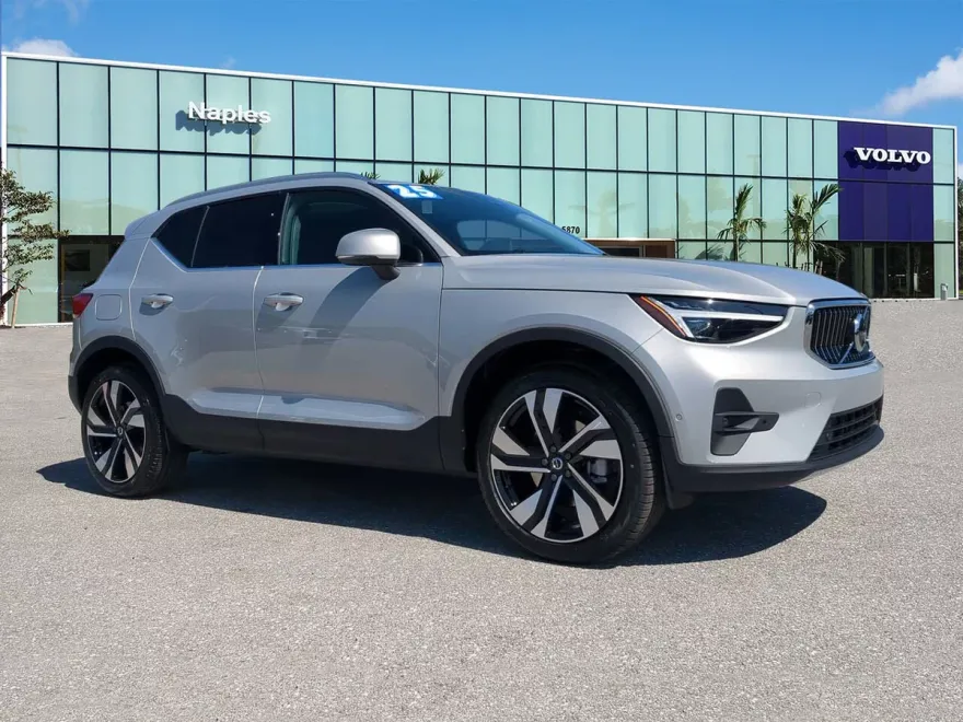 2025 Volvo XC40 photo 1