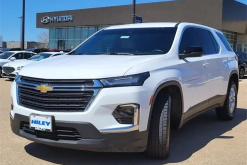 2023 Chevrolet Traverse LS photo 2