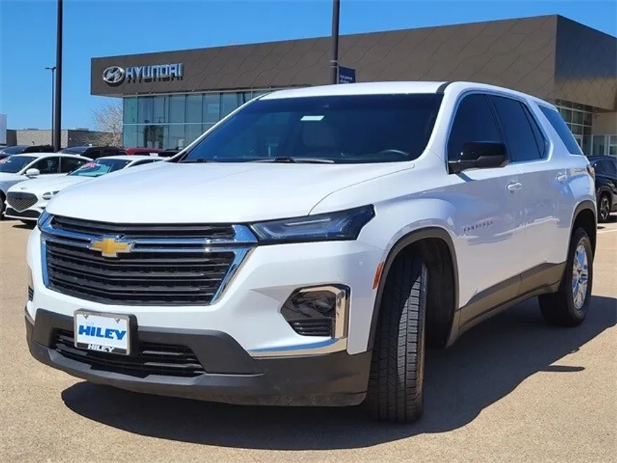 2023 Chevrolet Traverse LS photo 2