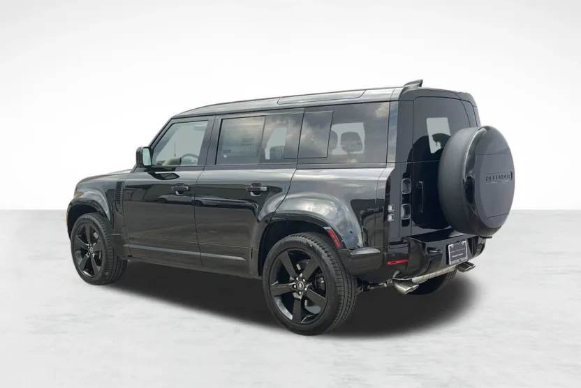 2025 Land Rover Defender 110 V8 photo 1