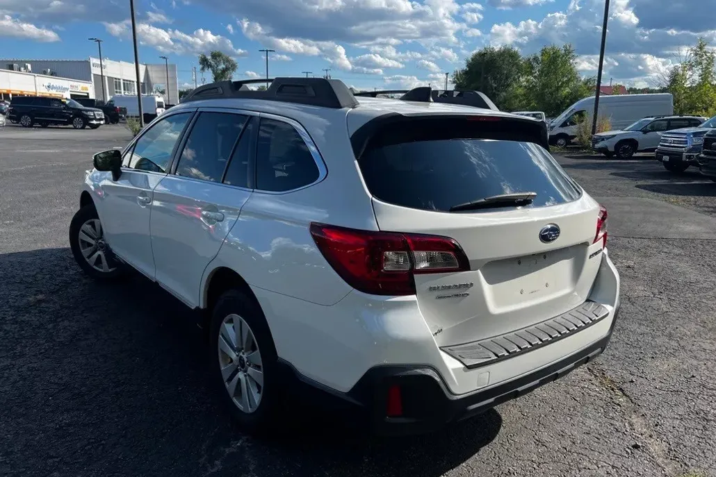 2019 Subaru Outback 2.5i Premium photo 1
