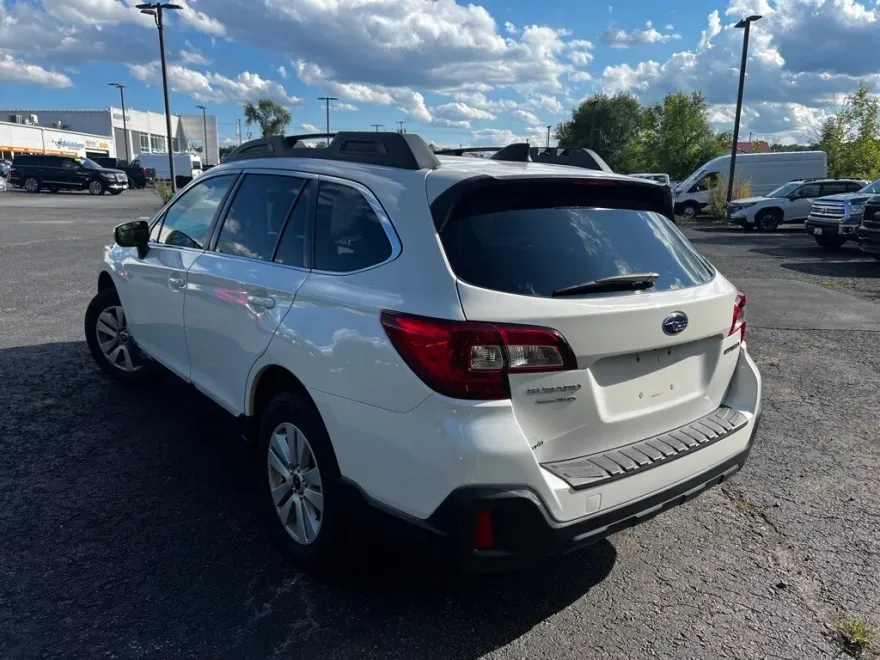 2019 Subaru Outback 2.5i Premium photo 1