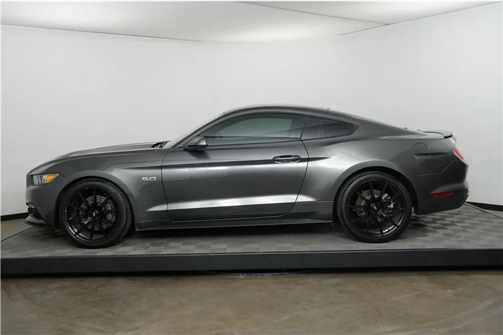 2017 Ford Mustang GT photo 1