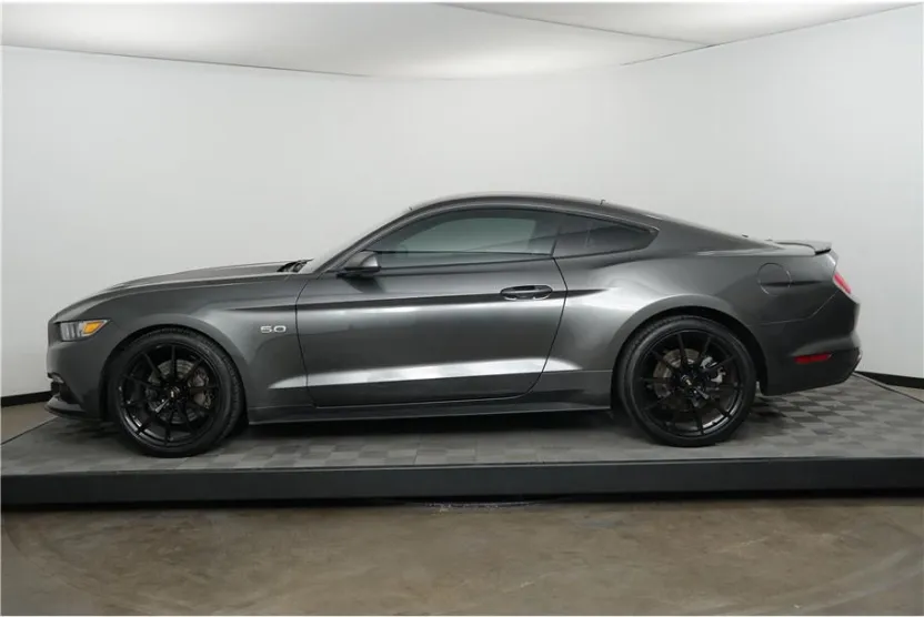 2017 Ford Mustang GT photo 1