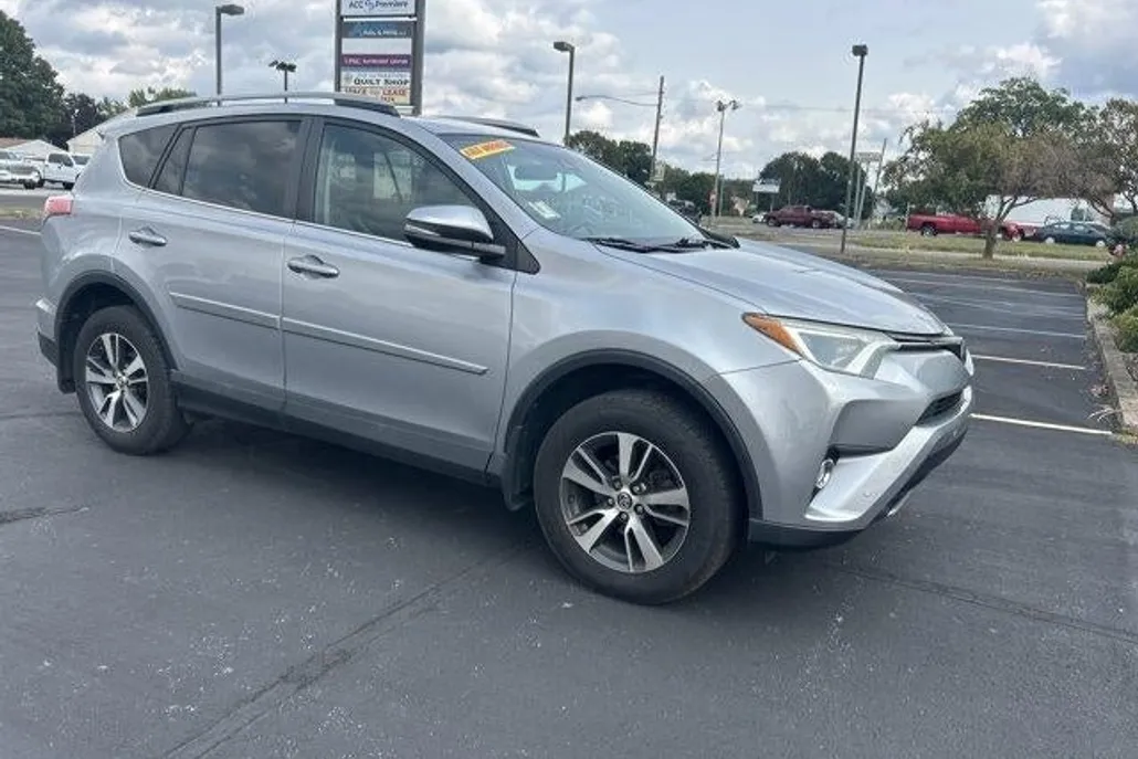 2017 Toyota RAV4 XLE photo 1