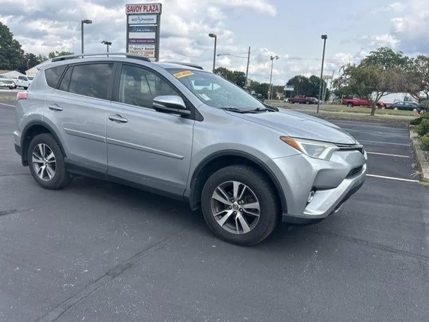2017 Toyota RAV4 XLE photo 1