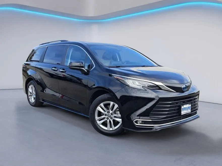 2022 Toyota Sienna XLE photo 1
