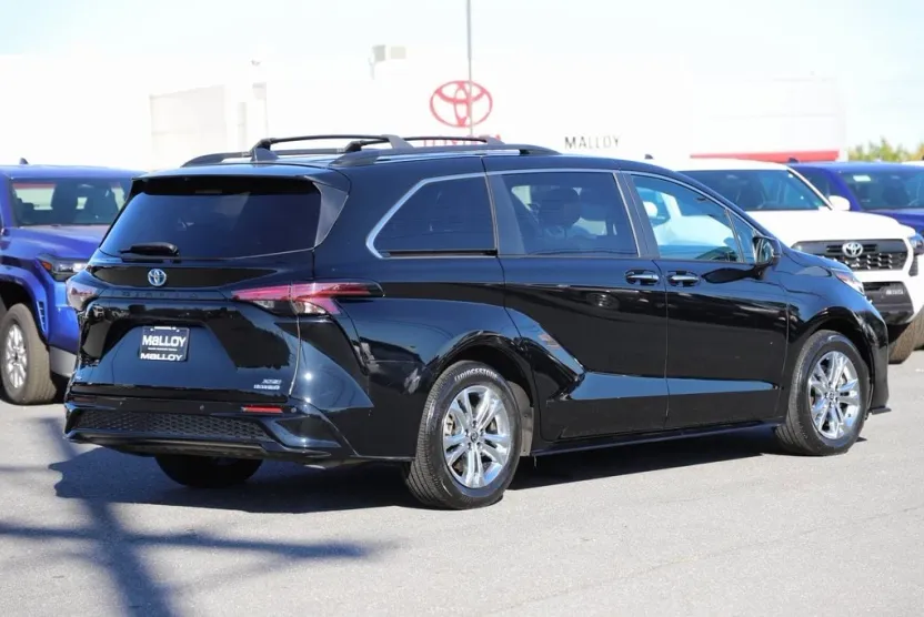 2022 Toyota Sienna XSE photo 1