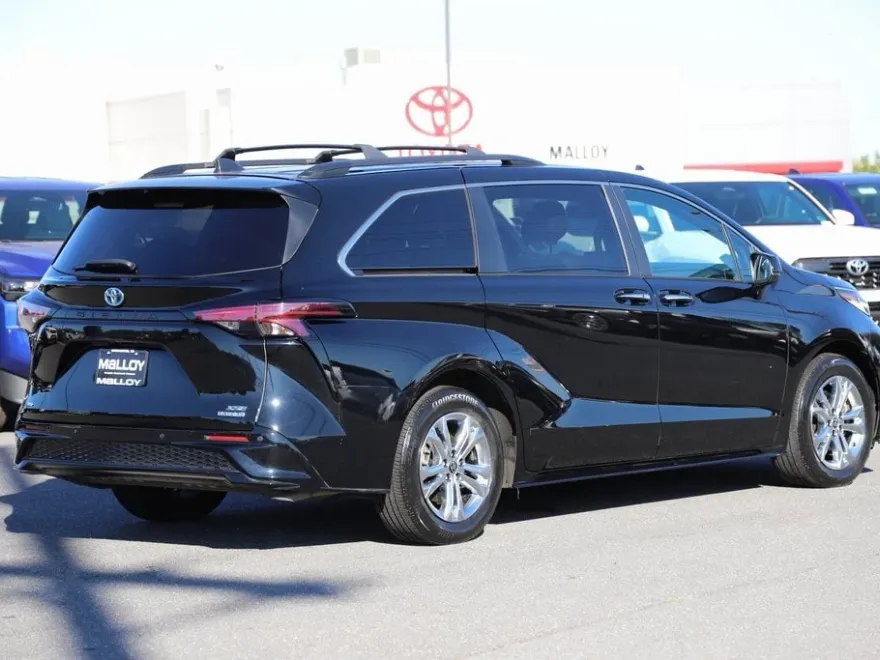 2022 Toyota Sienna XSE photo 1