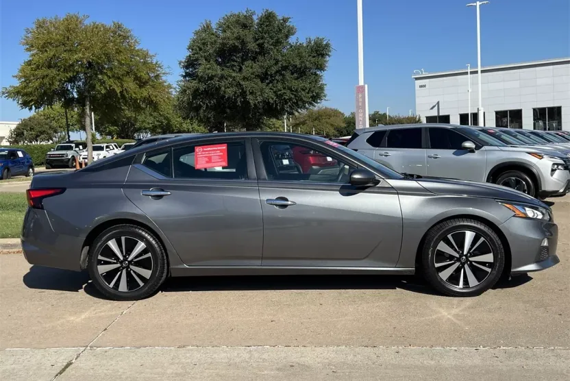 2022 Nissan Altima 2.5 SV photo 1