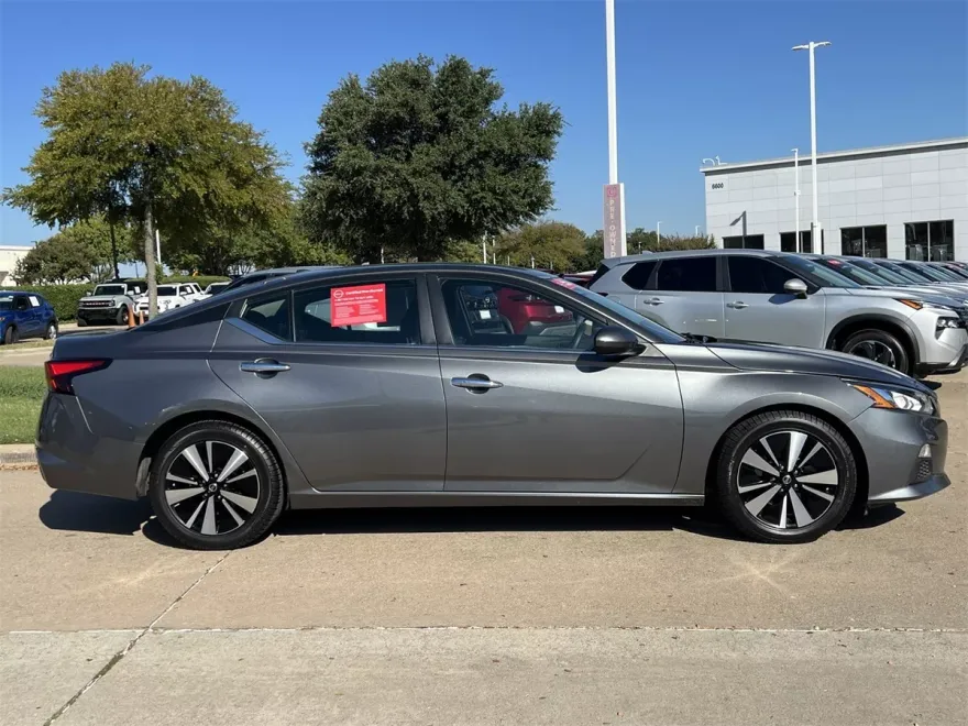 2022 Nissan Altima 2.5 SV photo 1