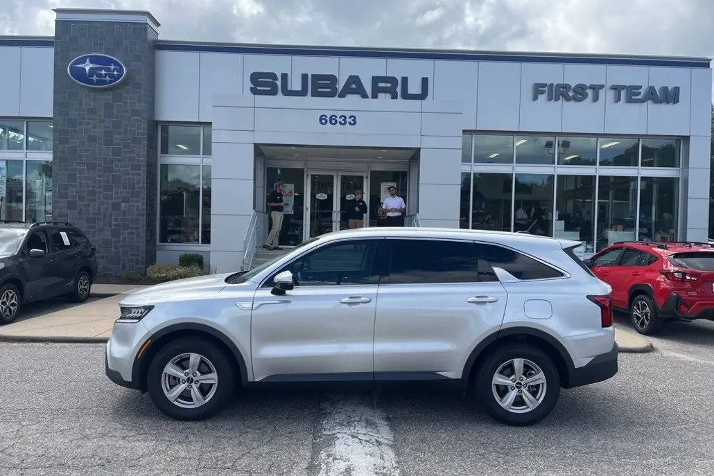 2022 Kia Sorento LX photo 1