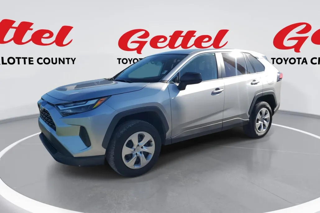 2023 Toyota RAV4 LE photo 1