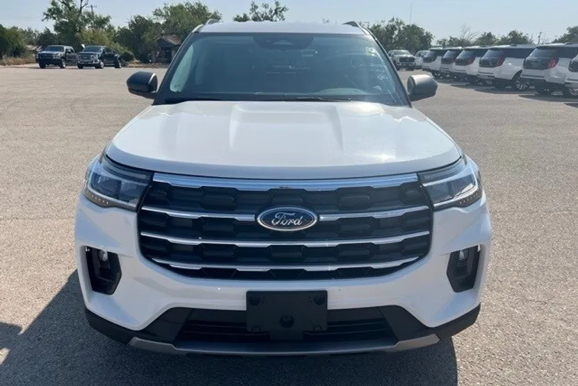 2025 Ford Explorer photo 1