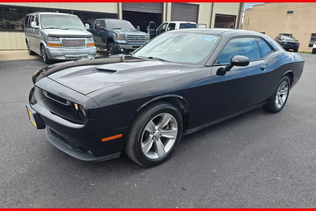 2015 Dodge Challenger SXT photo 1
