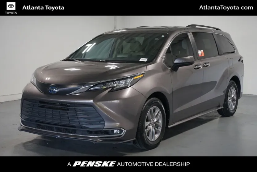 2022 Toyota Sienna XLE photo 1
