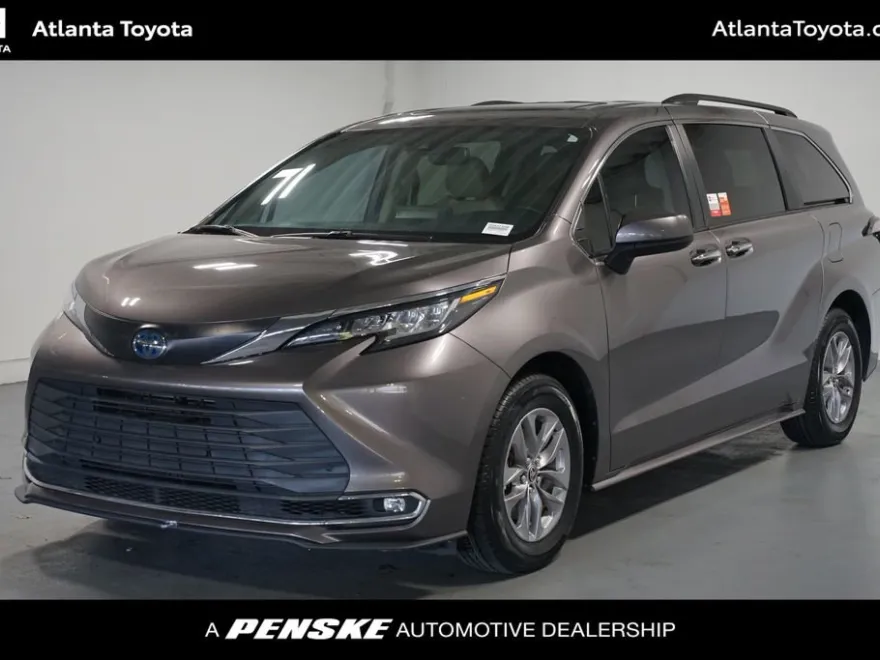 2022 Toyota Sienna XLE photo 1