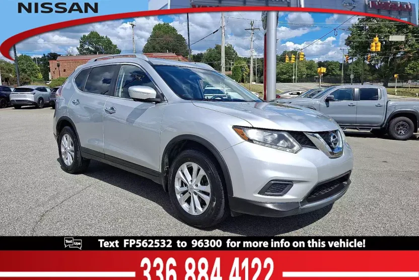 2015 Nissan Rogue SV photo 1
