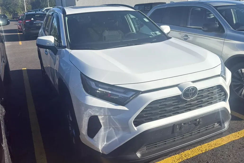 2023 Toyota RAV4 XLE photo 1