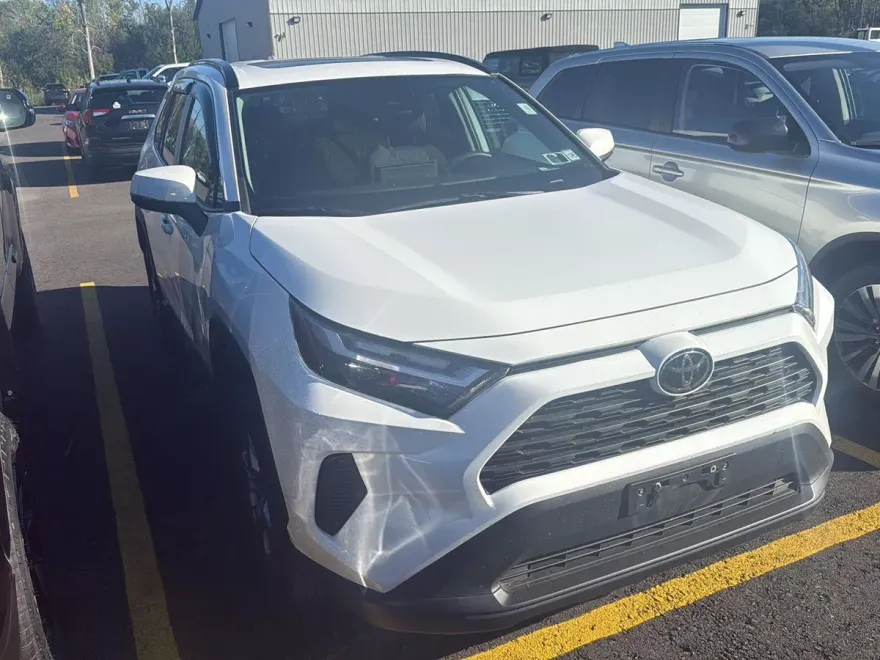 2023 Toyota RAV4 XLE photo 1