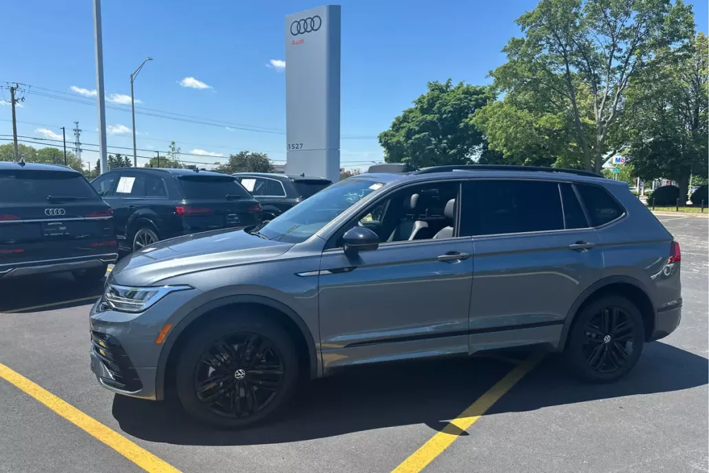2022 Volkswagen Tiguan SE R-Line Black photo 1