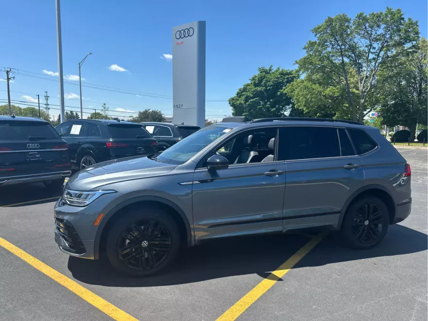 2022 Volkswagen Tiguan SE R-Line Black photo 1
