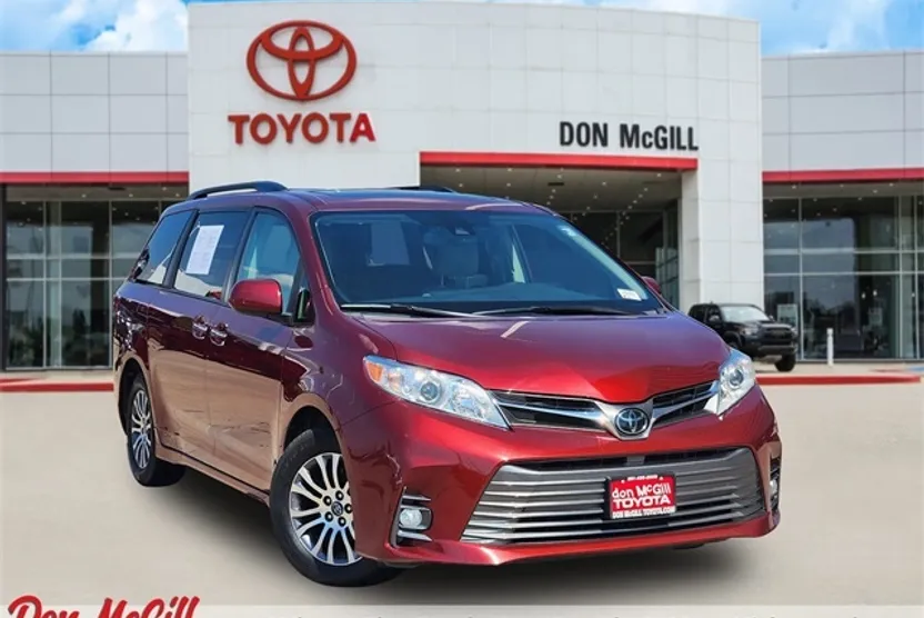 2020 Toyota Sienna XLE photo 1