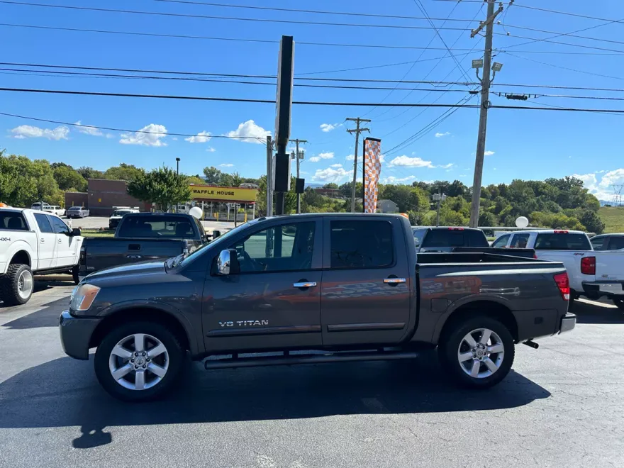 2010 Nissan Titan Crew Cab LE photo 1
