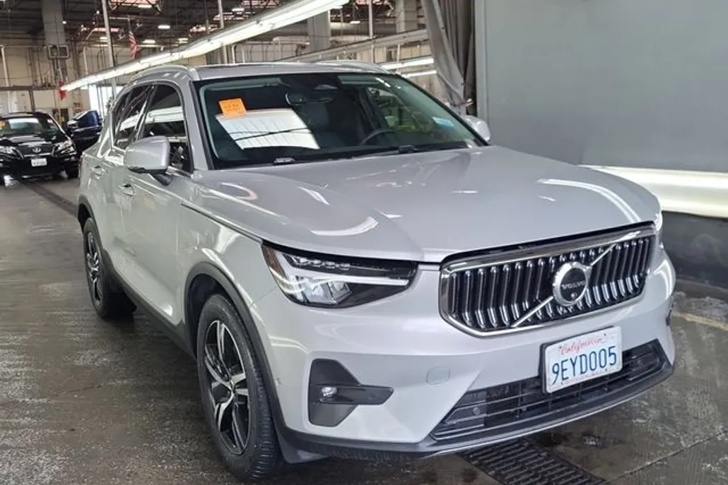2023 Volvo XC40 Plus photo 1