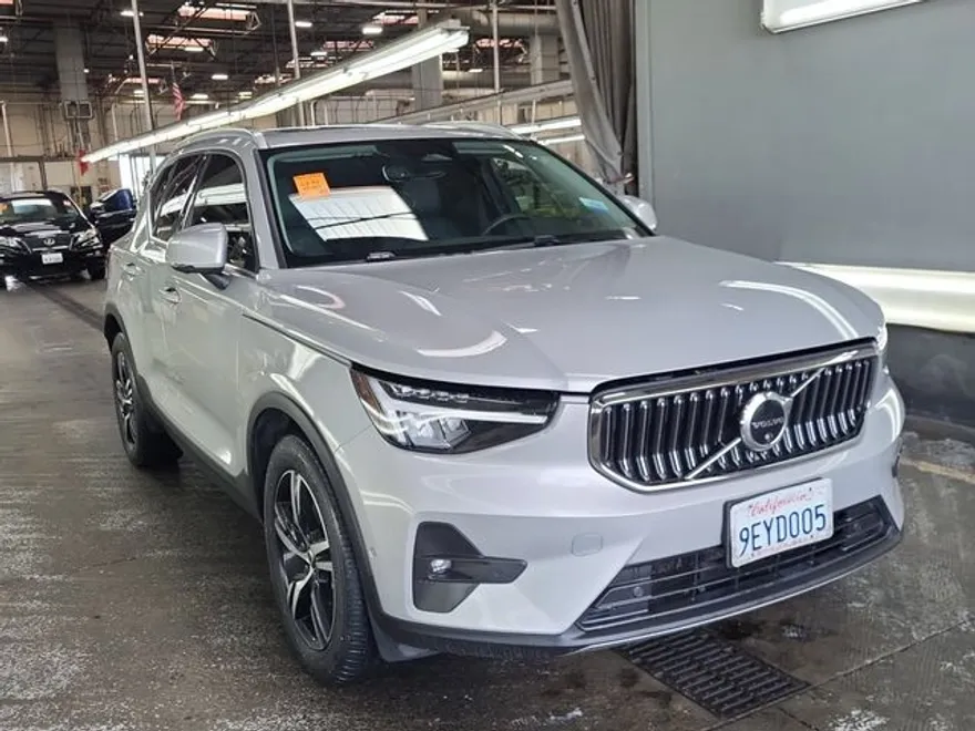 2023 Volvo XC40 Plus photo 1