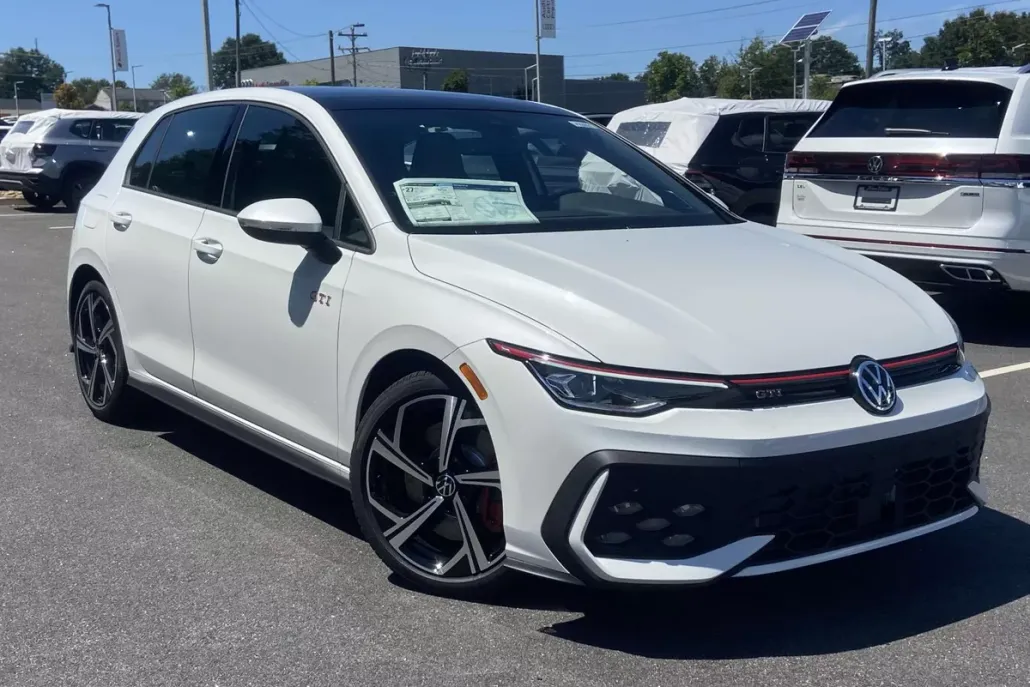 2025 Volkswagen Golf GTI SE photo 1