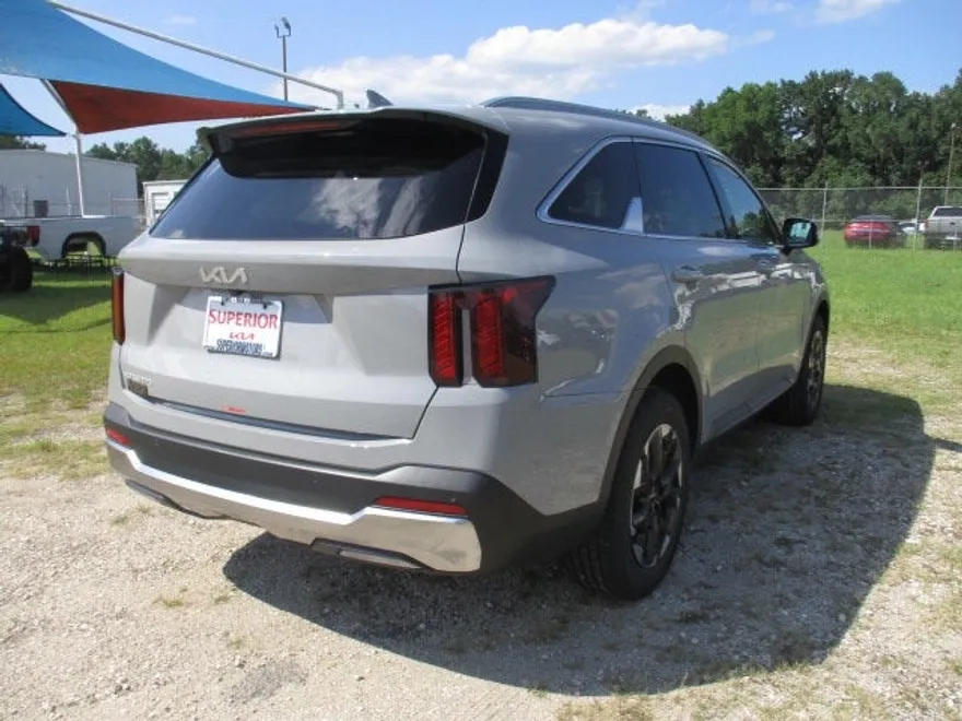 2025 Kia Sorento S photo 1
