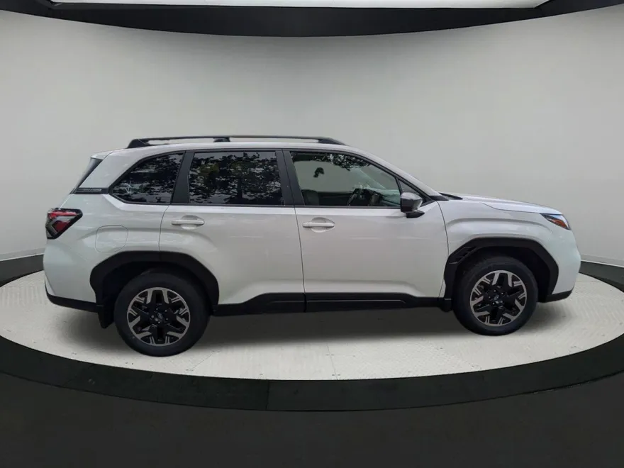 2025 Subaru Forester Premium photo 1